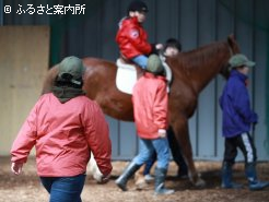 インストラクターの指示に参加者は耳を傾けていた