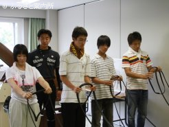 手綱の握り方を学ぶ研修生
