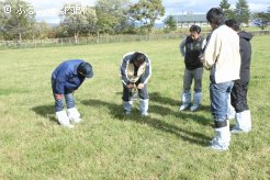 放牧地の硬さを調べる研修会出席者