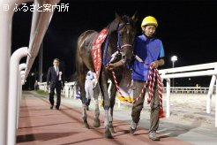 勝者だけに許された花道を歩く