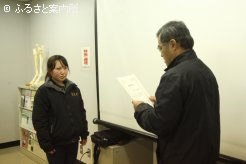 受賞者には平賀敦JRA日高育成牧場場長から賞状などが贈られた