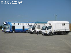 北海道市場の馬積降場に集合した馬運車