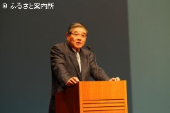 主催者を代表してあいさつする岡田諭会長