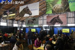 温かい食事と飲み物を用意したオープンハウス会場