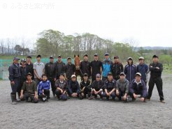 馬の世話をしている静内農業高等学校の皆さん