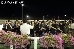 ｢明日はきっといい日になる｣を演奏する静内高等学校吹奏楽部