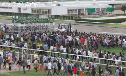 たくさんのファンがコースの感触を楽しんだ