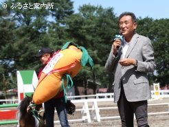 吉田勝己社長(右)と佐藤ひささん(左)