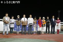 ソメスサドル社からのプレゼントに当選した来場者と一緒に記念撮影