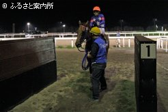 逃げ切り勝ちを収め１着の枠場へ向かう