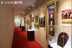 天皇賞制覇の御下賜品である「盾」が3枚並ぶ光景は圧巻