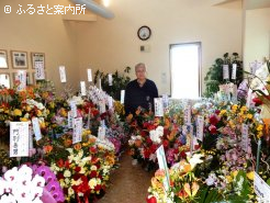 先代の父梁川正克さん。関係者の方からお祝いのお花がたくさん届けられた