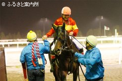 スタッフと握手を交わす井上騎手
