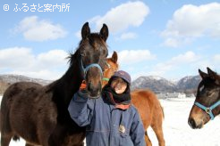 元気な１歳馬と高村洋子さん