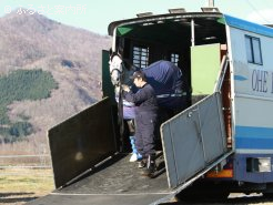 馬運車から降りてくる様子