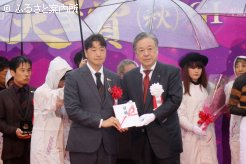 JRA後藤正幸理事長から表彰を受ける梁川代表