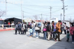 コスモバルクとの記念撮影会に並ぶ先着50名のファン