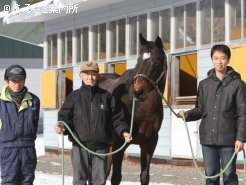 右から繁殖部門の杉山寿広さん、小森忠夫場長、上渡保さん