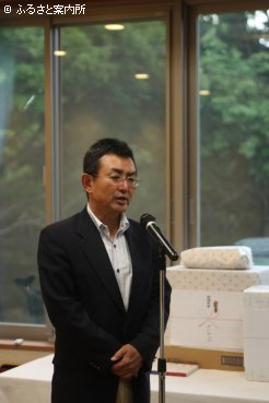 審査講評をする審査委員長を務めたJRA日高育成牧場の山野辺啓場長