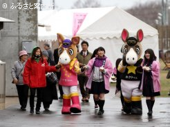 ホクトくん、ナナセちゃんのグリーティングイベントと、販売スイーツPRに努める富川高校の生徒たち
 