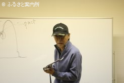 ホワイトボードを使って講義する公益社団法人日本装削蹄協会の青木修調査役