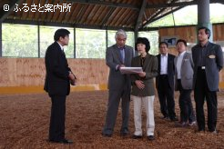 井村勝昭北海道軽種馬振興公社専務理事から説明を受けた