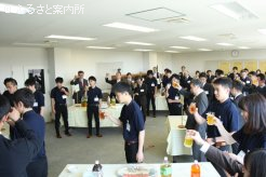 第33期生、その家族、教官、来賓らと親睦を深めた昼食会