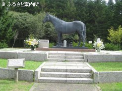 桜舞馬公園のシンボル、テスコボーイ像
