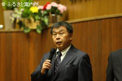 せり開催に先立ち挨拶する市場長の木村貢代表理事組合長