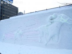 札幌競馬場で走る馬をモチーフとした雪像