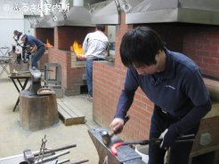 熱しられた鉄、燃え上がるコークスの炎と戦う選手たち