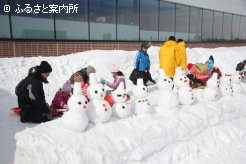 雪だるまの森には、子供たちの作った雪だるまが並ぶ