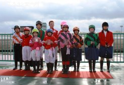 参加した浦河ポニー乗馬少年団の皆さんと五十嵐冬樹騎手