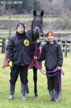 ワンダーヘリテージを囲んでフクダファームの福田真一さん、知美さん