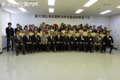 駆けつけた父兄らと卒業記念写真