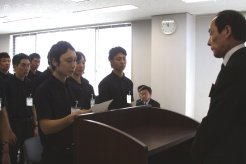 謝辞を読む研修生
