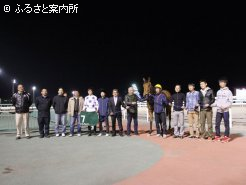 2歳勝ち馬第1号・フィーリンググーの口取り写真