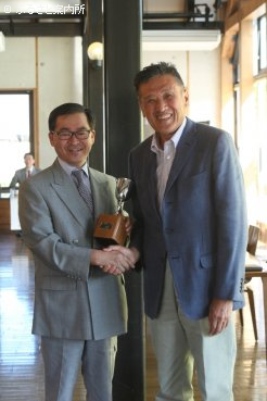 表彰式で笑顔を見せる中西信吾場長と吉田勝己会長(写真左から)
