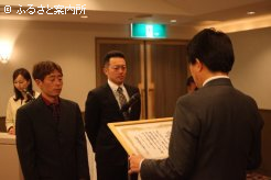 ｢平成24年度北海道競馬記者クラブ賞｣ を受賞した田中淳司調教師(写真右)と服部茂史騎手(写真左)