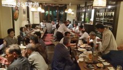 美酒に酔いしれる出席者たち
