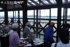 レースを見ながらとねっこジンギスカンを味わった