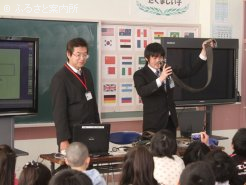 実際に馬具を持参し、生徒たちに見せた