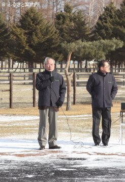 「短い競走生活でしたが、エスケンデレヤの優秀性はみなさまが知るところです」とあいさつする西村副会長