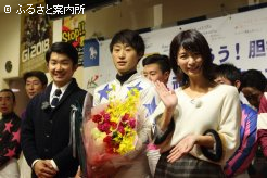 リーディングジョッキーに輝いた桑村真明騎手とイベントに出演した小堺翔太さんと稲富菜穂さん