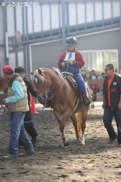 参加者はサポートを受けながら競技に取り組んだ