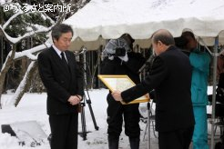 生産者の藤原悟郎さんに感謝状が送られた