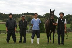 牧場スタッフの皆さんと殊勲の母、レディブロッサム