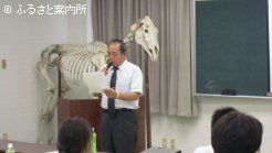 講演会に先だち挨拶する竹原孝昭九州軽種馬協会副会長