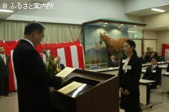 修了式では中西信吾場長から修了証書が授与された