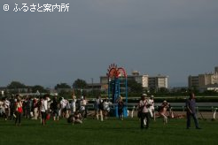 多くのファンが馬場開放を楽しんだ～2